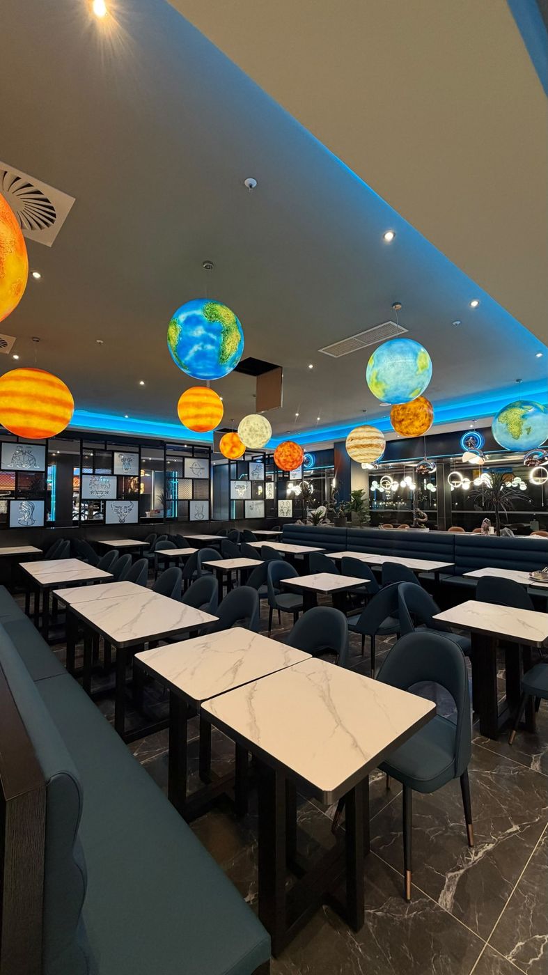 Gastraum mit leuchtenden Planeten-Lampen